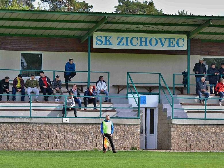 Zichovec (v červeném) porazil doma nečekaně Švermov 3:1.