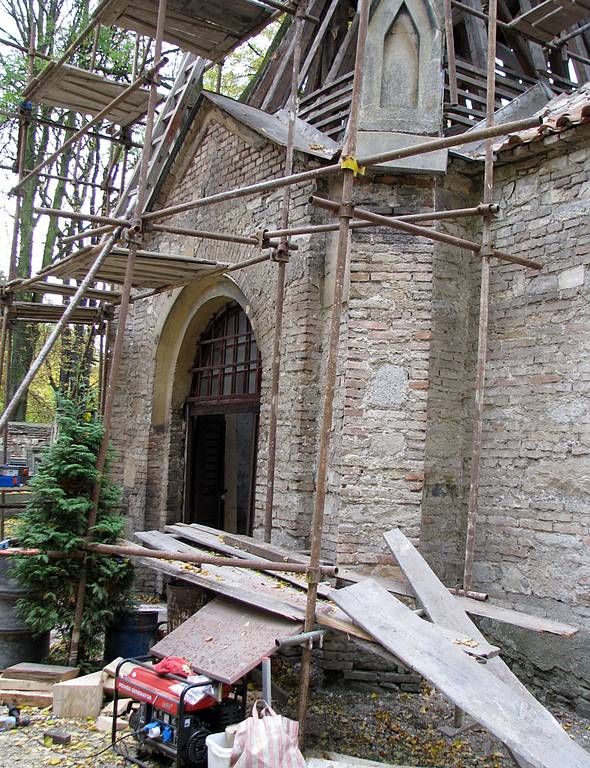 Zvonici u sv. Jana opravují tesaři. Je ale zapotřebí, aby někdo konečně financoval hlavně opravu zdi.