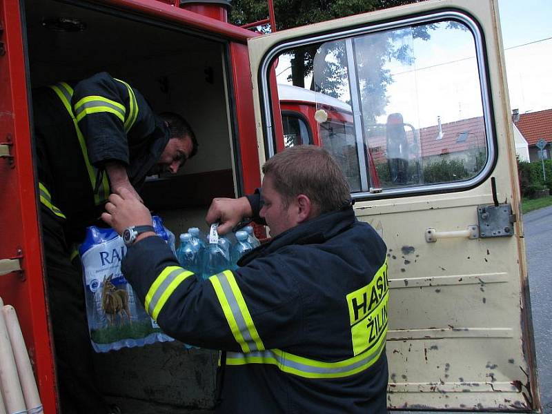 V Žilině uspořádali humanitární sbírku pro obec Markvartice na Děčínsku, kde řádila povodeň. Dobrovolní hasiči s materiální pomocí na Děčínsko vyjíždějí ve čtvrtek 16. července v pět hodin ráno.