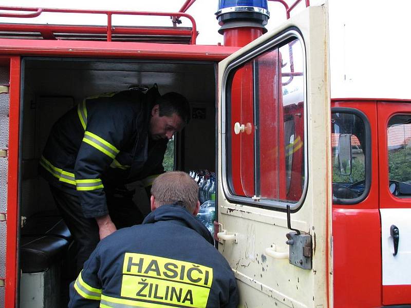 V Žilině uspořádali humanitární sbírku pro obec Markvartice na Děčínsku, kde řádila povodeň. Dobrovolní hasiči s materiální pomocí na Děčínsko vyjíždějí ve čtvrtek 16. července v pět hodin ráno.