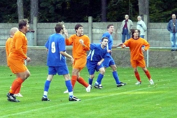 Sparťtan Jiří Soukup (vlevo) byl první u míče odraženého od břevna - 0:1