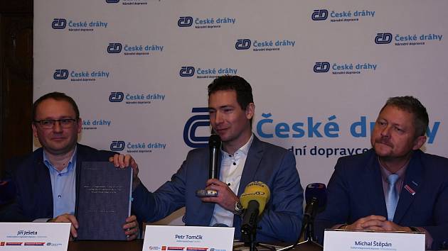 Na snímku zleva: ředitel odboru regionální dopravy ČD Jiří Ješeta, ředitel ROPID Petr Tomčík a ředitel IDSK Michal Štěpán.