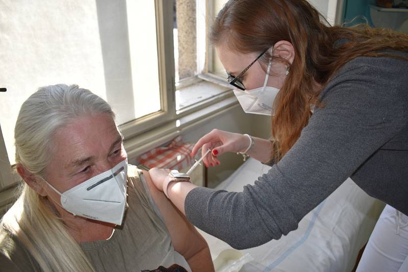 Praktický lékař a geriatr Ľubomír Dulka získal jako první očkovací vakcíny přímo do své zlonické ordinace.