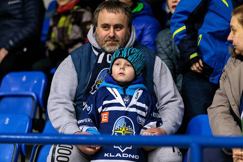 České Budějovice porazily ve čtvrtém zápase série Kladno (v modrém) a snížily stav na 1:3.