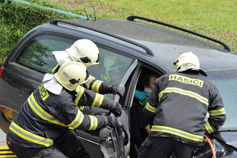 Přes bariéry s policií.