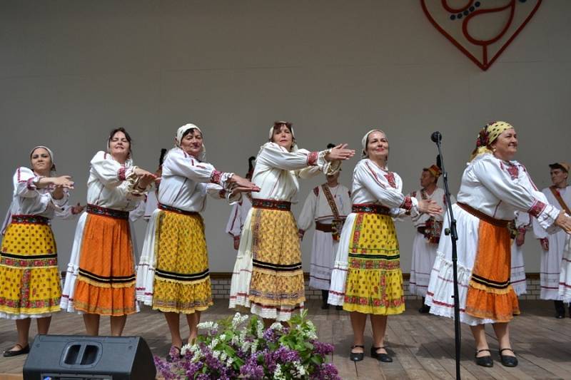 Nedělní program folklorního festivalu v místním amfiteátru.