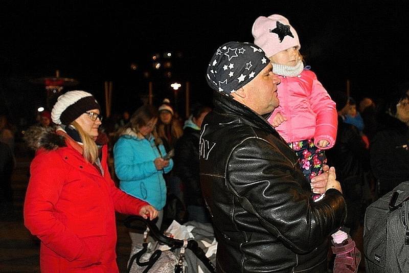 Kladensko zpívalo koledy s Deníkem také před 3. Základní školou ve Slaném. Dorazilo opět několik stovek lidí.