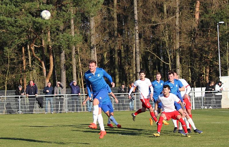 Doksy (v modrém) vybojovaly cennou výhru 3:0 nad Tuchlovicemi.