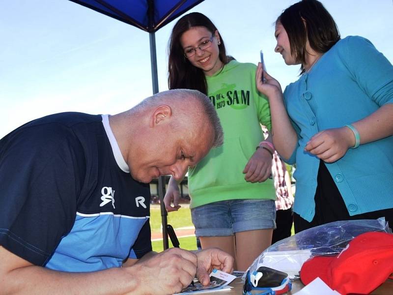 Z krajského kola Odznaku všestrannosti olympijských vítězů (OVOV) ve Slaném - autogramiáda Roberta Změlíka, olympijského vítěze v desetiboji.