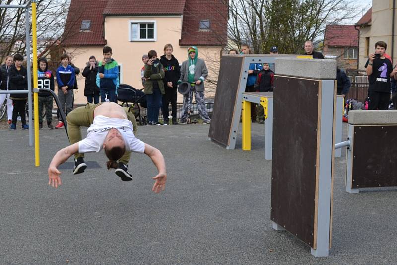 Ze slavnostního otevření parkourového a workoutového hřiště.