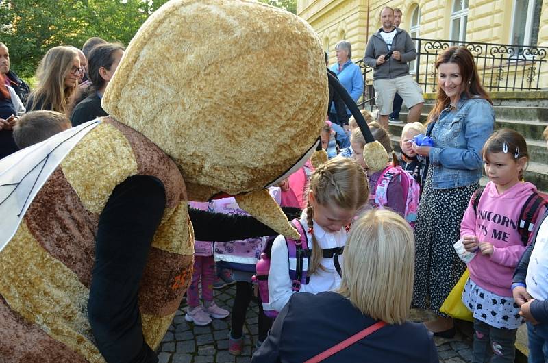 Velvarské školáky přivítala také pilná včelka, děti si užily soutěže i dílničky.