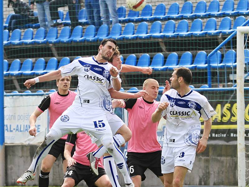 Rada, Bartoš a Rouček ze SK se snaží vstřelit vyrovnávací branku, marně... // SK Kladno - FK Roudnice nad Labem 1:2, utkání 23.k. CFL. ligy 2011/12, hráno 14.4.2012