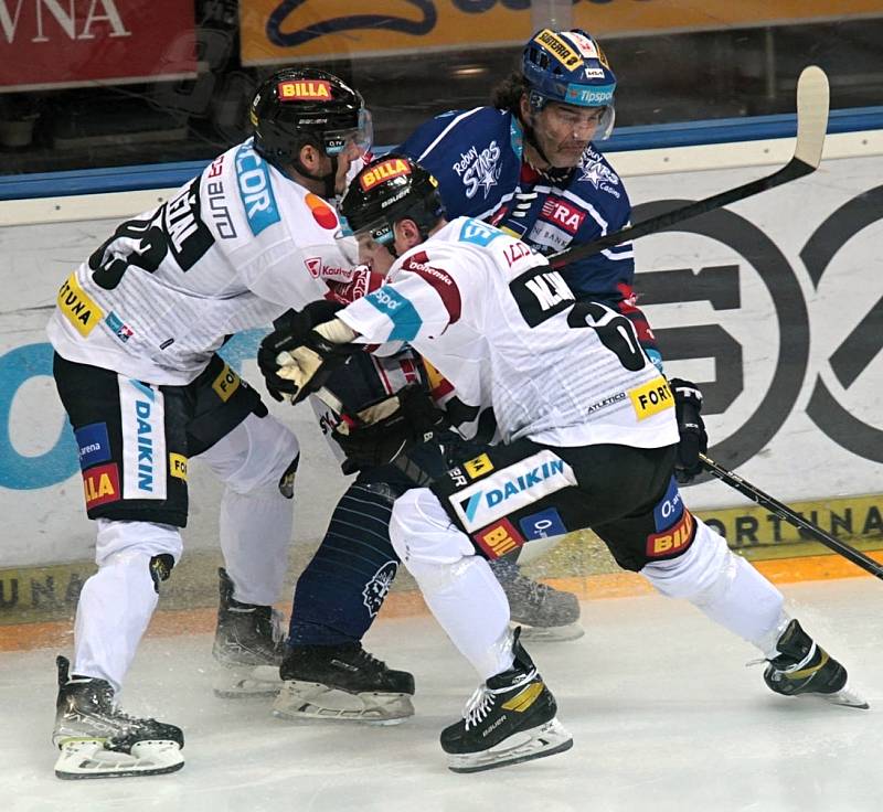 Jaromír Jágr vymyslel speciální zápas Kladno - Sparta na podporu Ukrajiny. Hrálo se v 02 areně, Sparta vyhrála 4:1. A výtěžek, který poputuje potřebných, se vyšplhal na tři a půl milionu korun. 