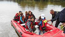Děti plnily různé úkoly, zájemci měli možnost se projet po rybníku v hasičském motorovém nafukovacím člunu.