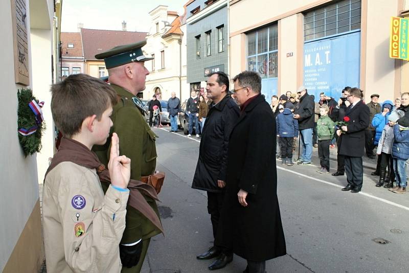 Den válečných veteránů si připoměli také ve Slaném na městském tržišti u pamětní desky.