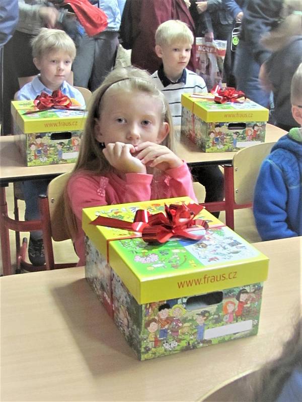 První školní den déšť nepokazil. Na Kladensku vítali děti v národních barvách.
