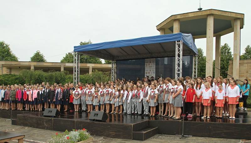 Celostátní přehlídka dětských pěveckých sborů // Pietní vzpomínka k 74. výročí vyhlazení obce Lidice se konala 11. června 2016