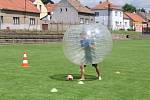 Na fotbalovém hřišti v Brandýsku si lidé vyzkoušeli také fotbal v bublinách.