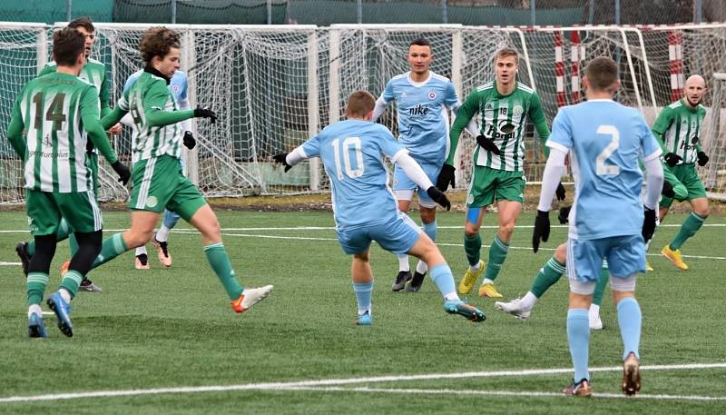 Slovan Bratislava B (ve světle modrém) porazil v přípravě Sokol Hostouň 2:1.