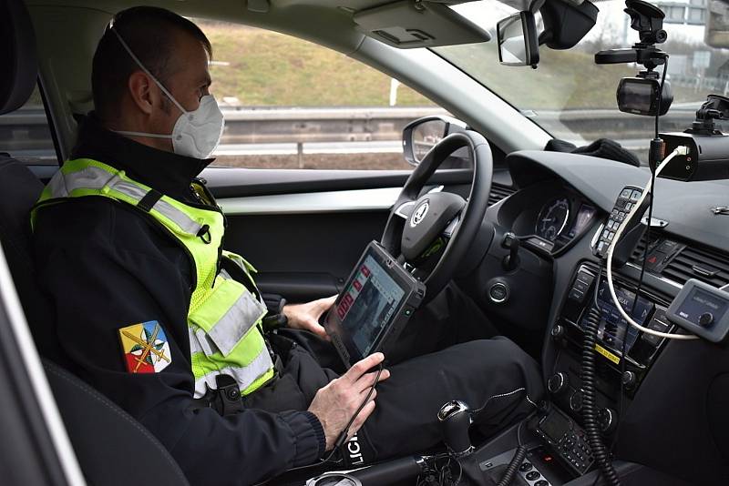 Dálniční policie - kontrola u Nové Vsi - rozhraní čtyř okresů. Hlídka ve směru od Litoměřic na Prahu.