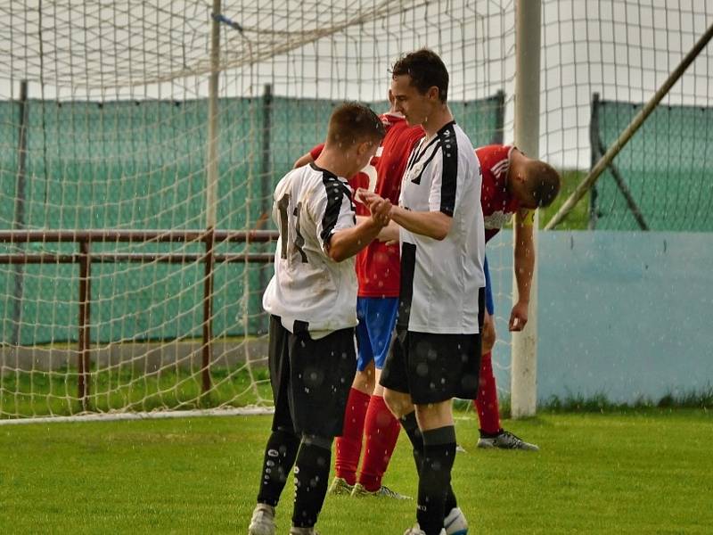 Vysoká (v červeném) přivítala nováčka Baník Švermov, který hrál hodinu o deseti, přesto vyhrál 3:0. Mladý Kotouček dal z úniku na 0:2