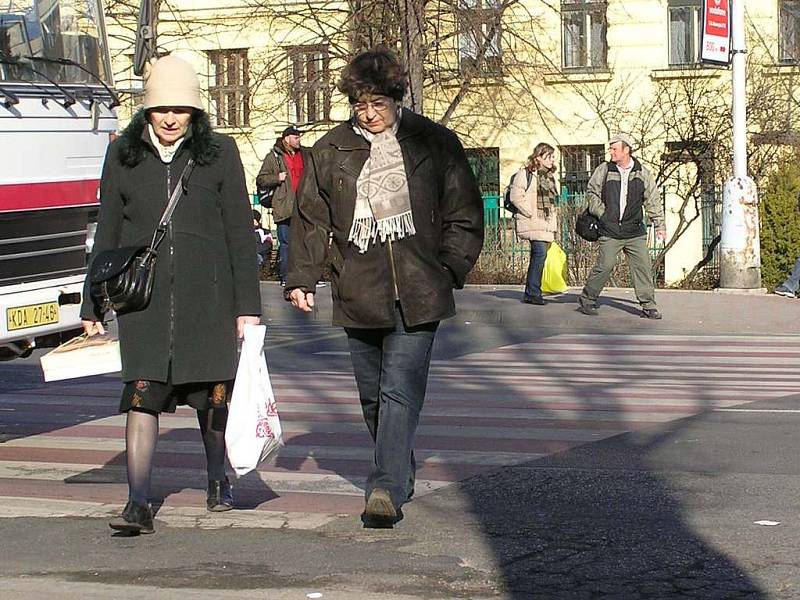 Chodci na přechodech většinou čekají na zastavení automobilu marně. Na sledovaných místech zastavil v průměru až pátý řidič.  Smutným rekordem bylo projetí kolony osmi  vozidel, z nichž ani jedno chodci nezastavilo. 