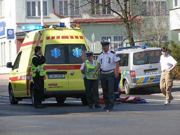 Přímo v centru Kladna havarovaly dva osobní automobily. Jeden z nich byl policistů.