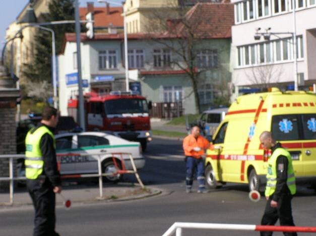 Přímo v centru Kladna havarovaly dva osobní automobily. Jeden z nich byl policistů.