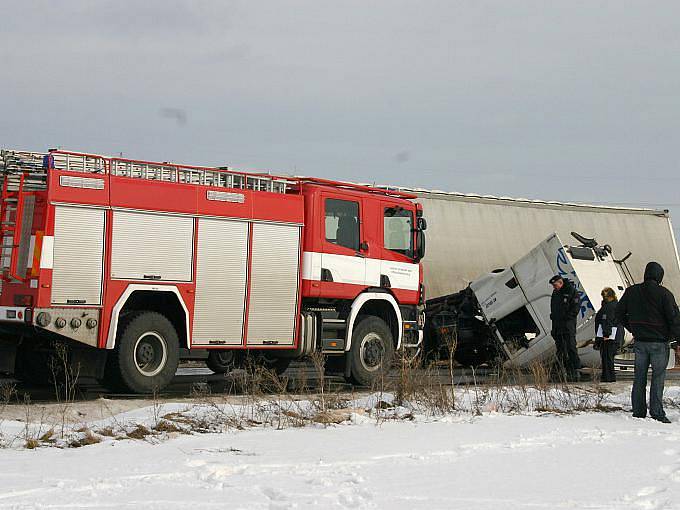 Tragická nehoda autobusu s kamionem zablokovala v pátek 4. února silnici mezi Tuchlovicemi a Kamennými Žehrovicemi nejméně na 4 hodiny. Při nehodě byl usmrcen cestující z autobusu (1968), oba řidiči byli zraněni. Celkem bylo asi deset osob.