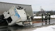 Tragická nehoda autobusu s kamionem zablokovala v pátek 4. února silnici mezi Tuchlovicemi a Kamennými Žehrovicemi nejméně na 4 hodiny. Při nehodě byl usmrcen cestující z autobusu (1968), oba řidiči byli zraněni. Celkem bylo asi deset osob.