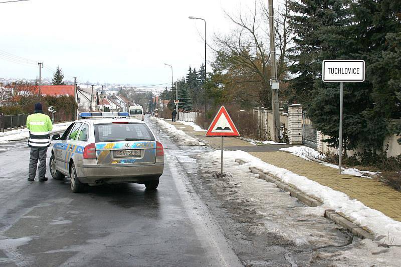 Tragická nehoda autobusu s kamionem zablokovala v pátek 4. února silnici mezi Tuchlovicemi a Kamennými Žehrovicemi nejméně na 4 hodiny. Při nehodě byl usmrcen cestující z autobusu (1968), oba řidiči byli zraněni. Celkem zraněno asi devět osob.