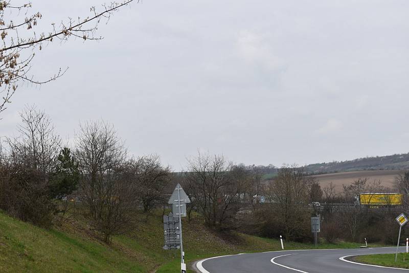 Na rychlostní silnici u Slaného si postojíte v kolonách a stejně tak ve městě, kde probíhají rovněž opravy komunikací.