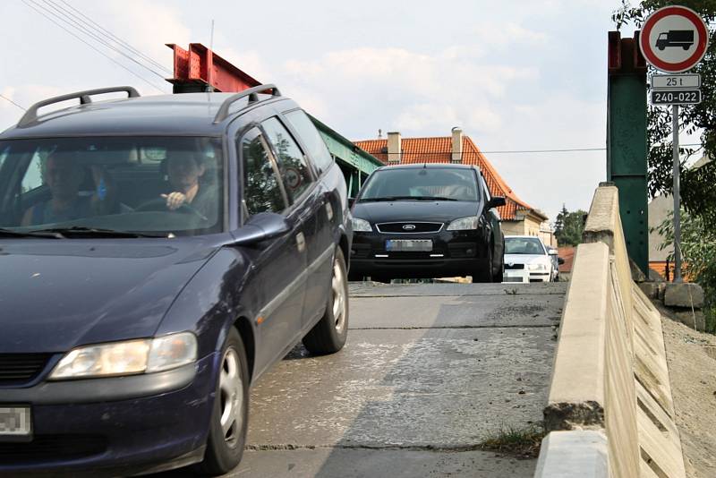 Současná podoba mostu přes Bakovský potok ve Velvarech. Nový most začnou stavět zjara 2018.