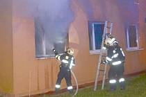 Vzhledem k tomu, že hořelo v přízemním bytě, byl požár pro hasiče přístupnější. 