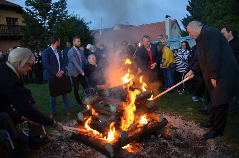 Prezident Miloš Zeman zapálil v Lánech Masarykovu vatru.