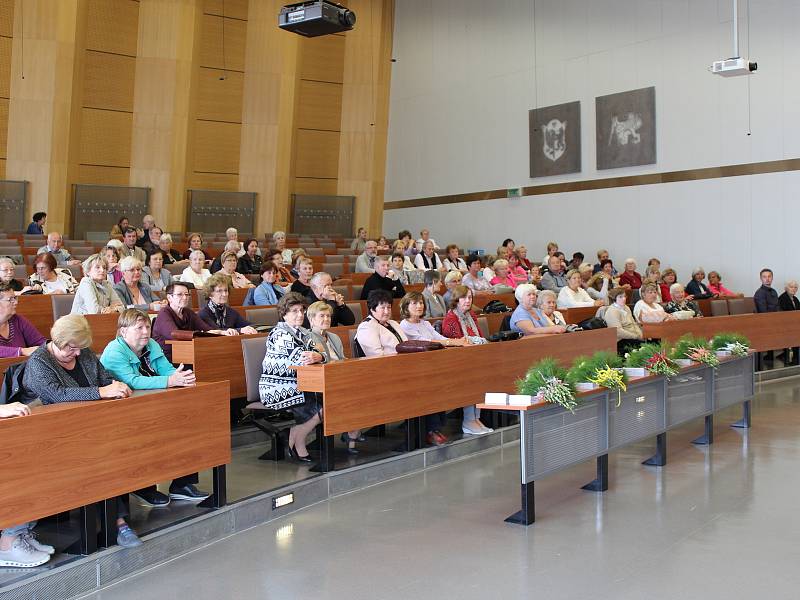 Slavnostní ceremoniál zahájení školního roku kladenské univerzity třetího věku.