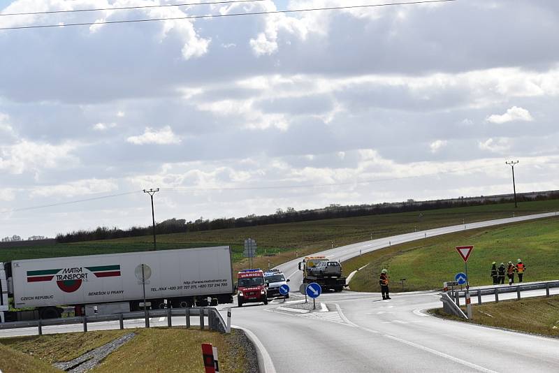 Při nehodě nedaleko Hobšovic a Luníkova v sobotu 23. října 2021 se tři lidé zranili, jednoho muže transportoval do nemocnice vrtulník.