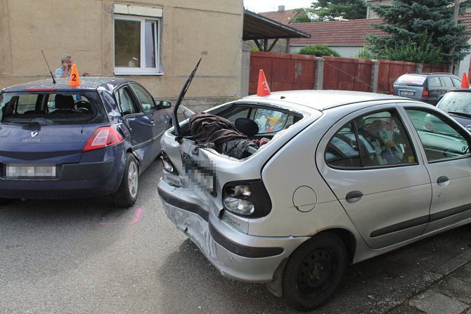 Kvůli nedání přednosti v jízdě naboural řidič pět aut.