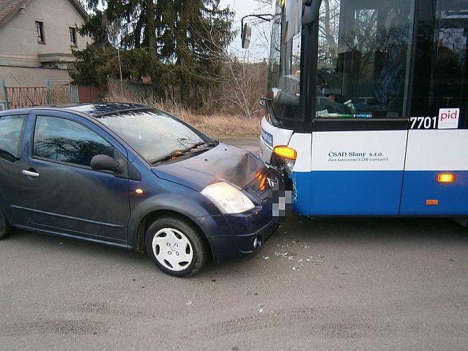 Ve Slaném se v pondělí 7. února srazilo osobní auto s autobusem.