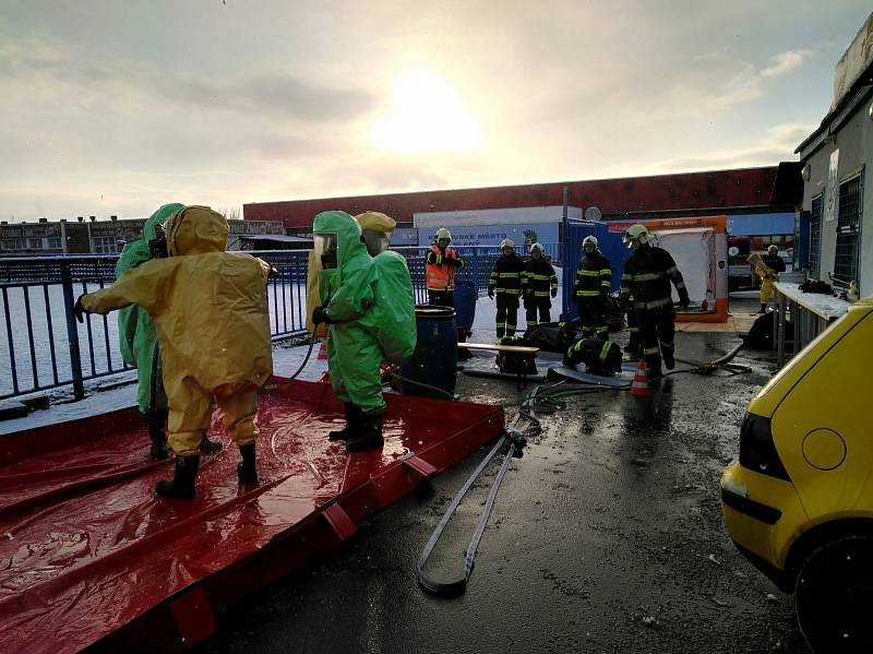 K místu výbuchu v garáži to hasiči měli jen pár desítek metrů