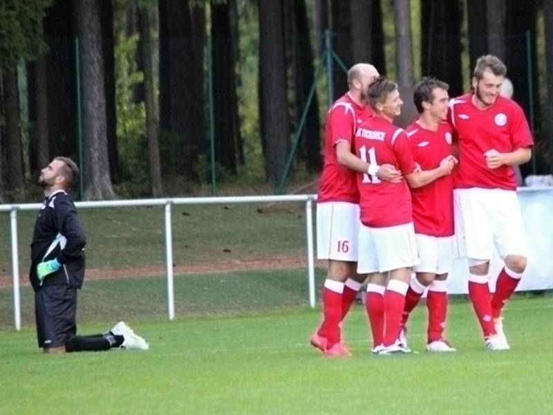 Lhota - Tuchlovice 0:3. Domácí si nachystali překvápko v podobě startu Filipa Toncara (vlevo), hosté zase kanonýra Matyáše Kudelu (druhý zprava). 