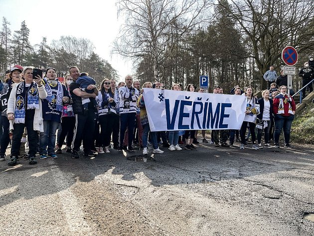Fanoušci hokejového Kladna svůj tým vyprovodili na cestu do Jihlavy s povzbudivým transparentem: Věříme!