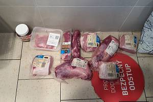 Muž v obchodě odcizil maso a další zboží za více než 2300 korun.