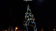 Vánoční strom v obci Kyšice.