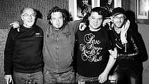 KAPELA SKLAD NA ROCK  (viz. foto – zprava Rambo, Lee Fazman Jaránek, Pavel Denkr, Carlos) vystoupí již v sobotu 12. listopadu  v Dundee Jam klubu v Kladně. 