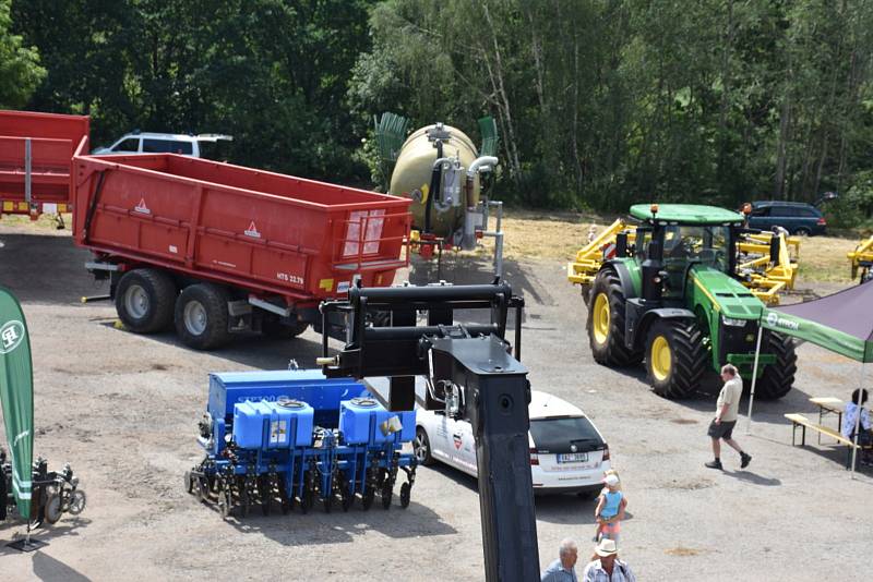 Den otevřených dveří a polní den na farmě.