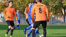 Zavidov (v modrém) nečekaně vysoko 4:0 vyhrál na hřišti béčka SK Slaný.