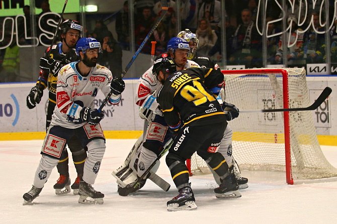 Důležité utkání hokejové extraligy: Kladno ( v bílém) hostilo Litvínov. Ladislav Zikmund otevřel skóre