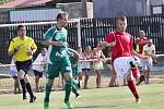 Tuchlovická premiéra v kraji, derby však ovládla Hostouň (v zeleném). Střelce Hadriku (vpravo) sleduje Čurda. 