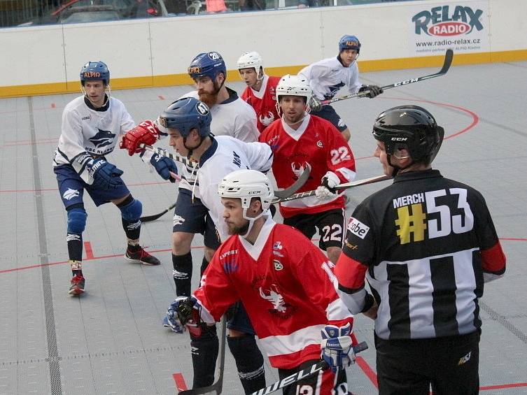 Derby na úvod extraligy překvapení nepřineslo, hokejbalisté Alpiqu Kladno (v bílém) přehráli doma Rakovník.